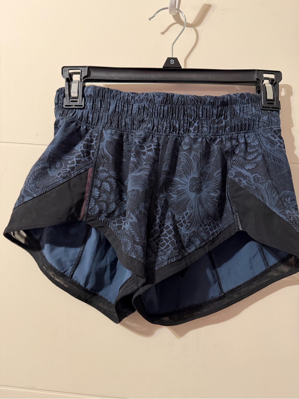 Lululemon Women's Navy Floral Running Shorts Size 2